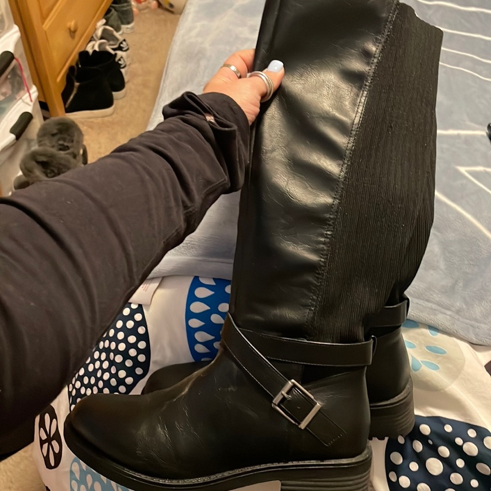 Size 9 black buckle knit n leather zip up boots great condition preowned